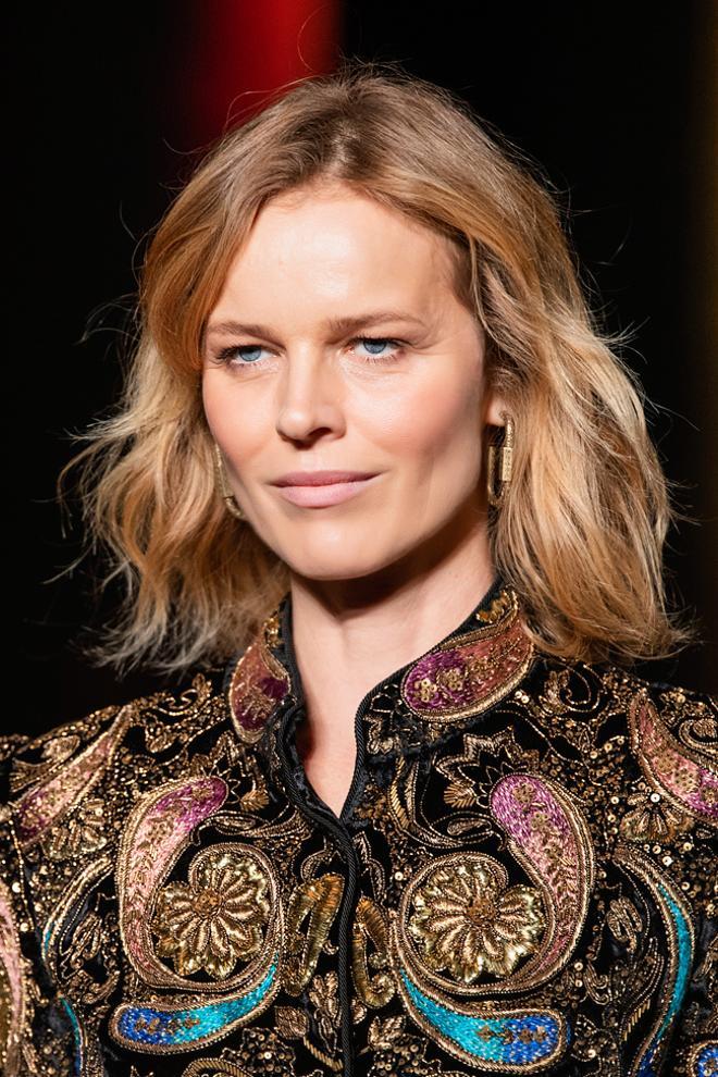 Eva Herzigova con una melena ondulada en el desfile de Etro