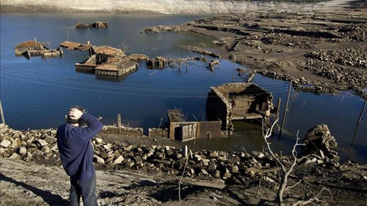 Las casas de Aceredo afloran por la bajada de las aguas.