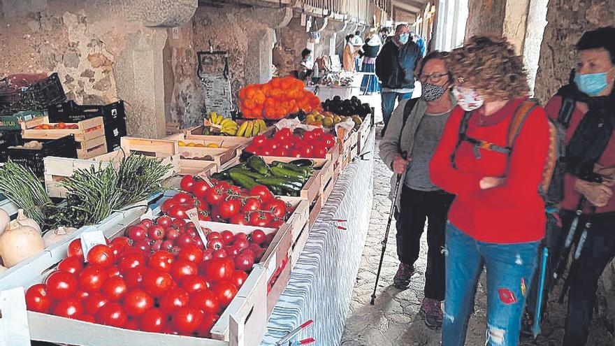 El mercado artesanal con productos de la tierra en Lluc.