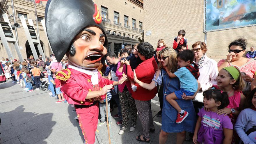 Gigantes y cabezudos abren las Fiestas del Pilar