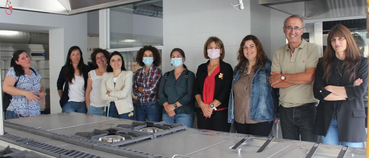 Representantes de las Anpas de Nigrán con el alcalde y la edil de Educación en la reformada cocina del Humberto Juanes.