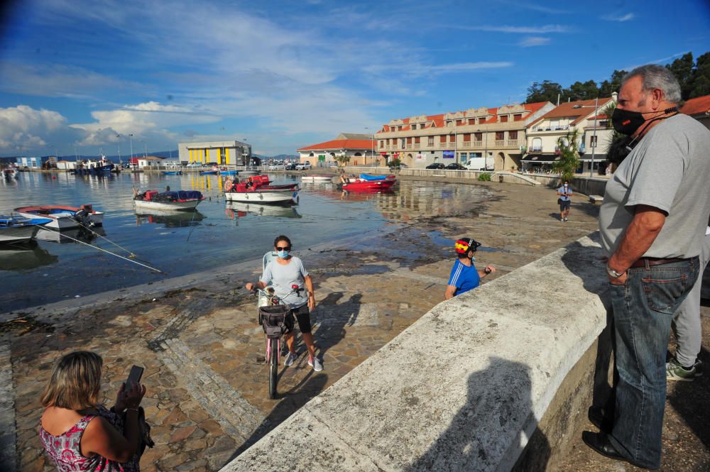 El Concello recoge imágenes de la pleamar más alta del año inundando espacios como O Cantiño y O Bao.