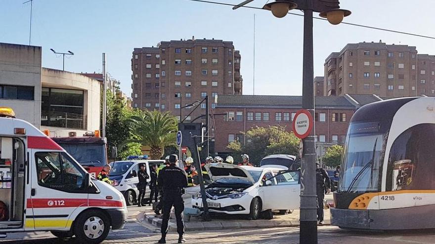 Choque entre un coche y un tranvía en Valencia