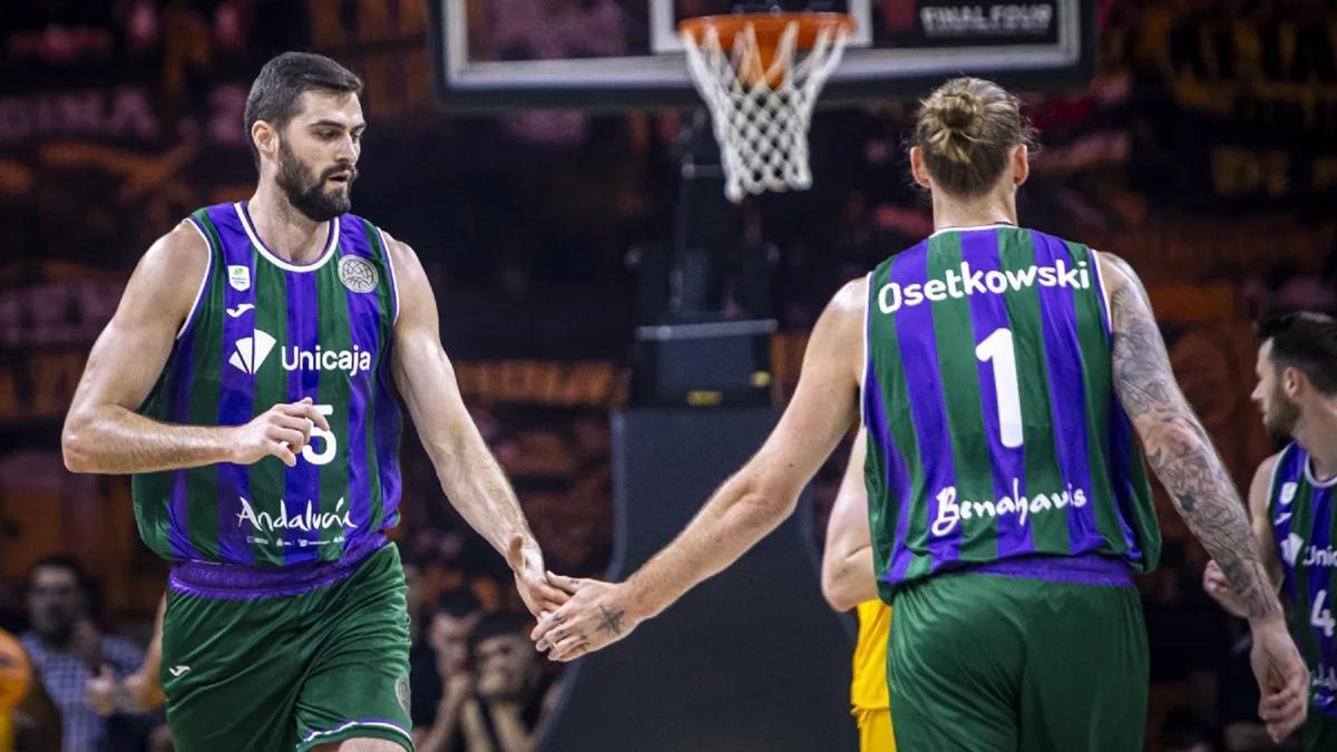 David Kravish y Dylan Osetkowski se chocan la mano en el AEK-Unicaja.