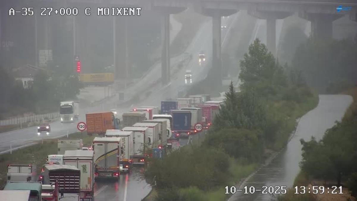 Retención de camiones en la A-35 en Moixent por un accidente.