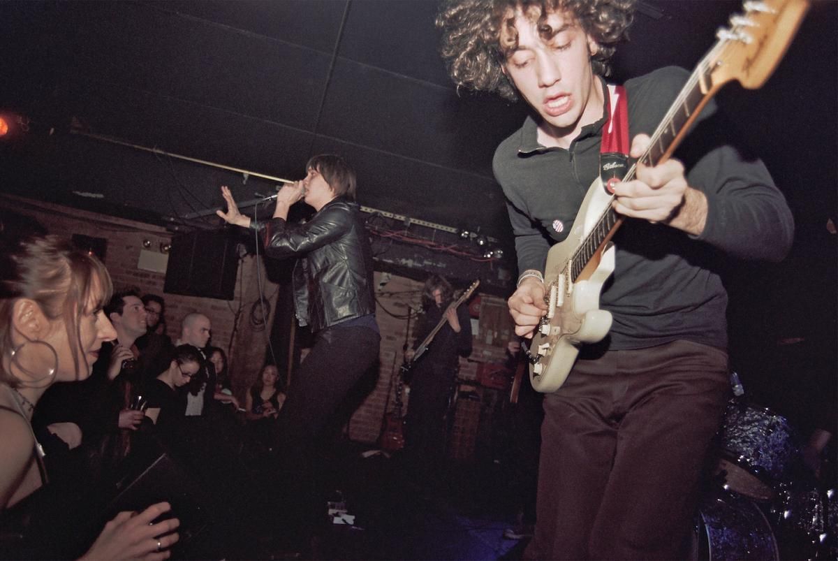 Los Strokes en concierto, en una imagen del documental ’Meet me in the bathroom’.