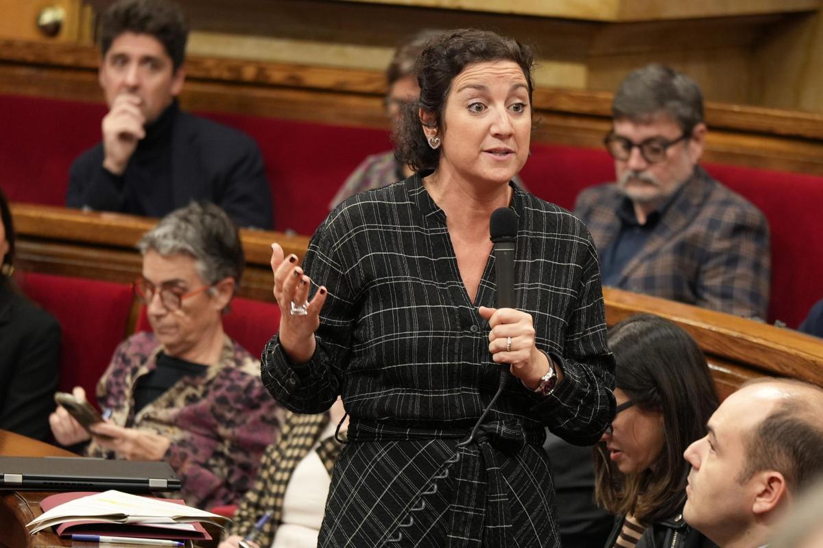 La consellera Romero, durante el pleno del Parlament.