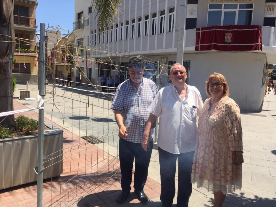 Vicent Cardona con la alcaldesa y un edil de Picassent en las fiestas.