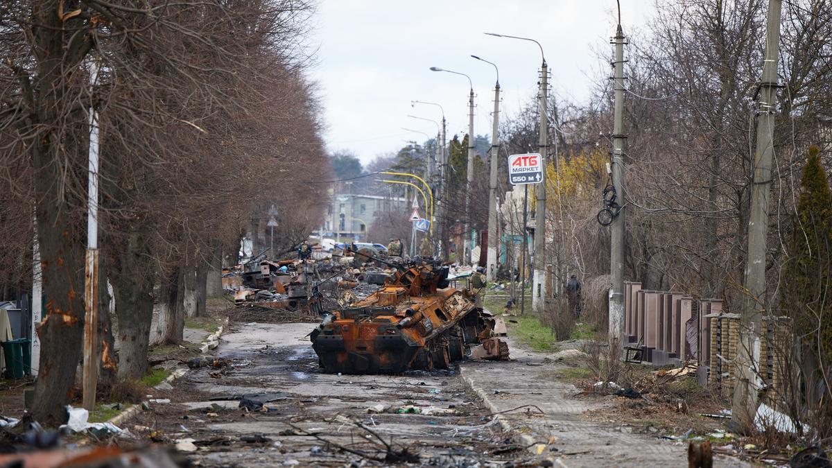 Un carrer destrossat pels bombardejos a la ciutat de Butxa