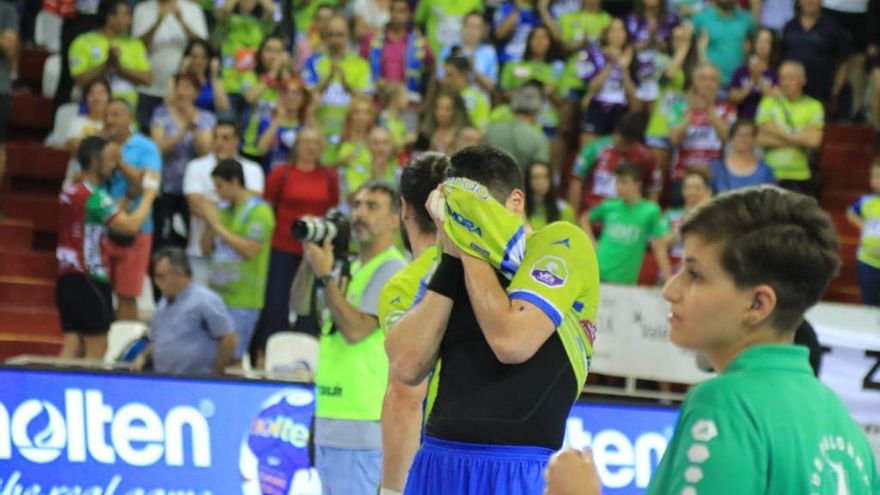 Mouriño se tapa el rostro al final del partido