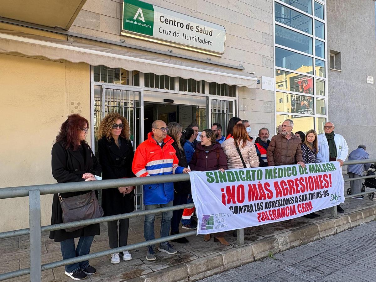 Concentración de médicos en el centro de salud Cruz de Humilladero para denunciar la agresión