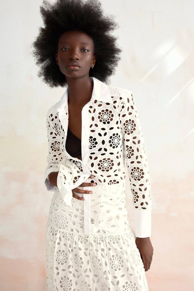 Camisa blanca con estampado bordado de Zara