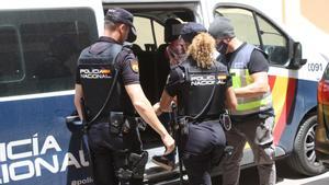 GRAF3909. MURCIA, 01/06/2022.- Agentes de la Policía Nacional han detenido en Murcia a 22 personas por explotación sexual en dos prostíbulos de Murcia y Alcantarilla de 19 mujeres de Venezuela, Colombia, Brasil y Panamá, que han sido liberadas, ha informado miércoles este cuerpo policial. EFE/  Policía Nacional/SOLO USO EDITORIAL/SOLO DISPONIBLE PARA ILUSTRAR LA NOTICIA QUE ACOMPAÑA (CRÉDITO OBLIGATORIO)