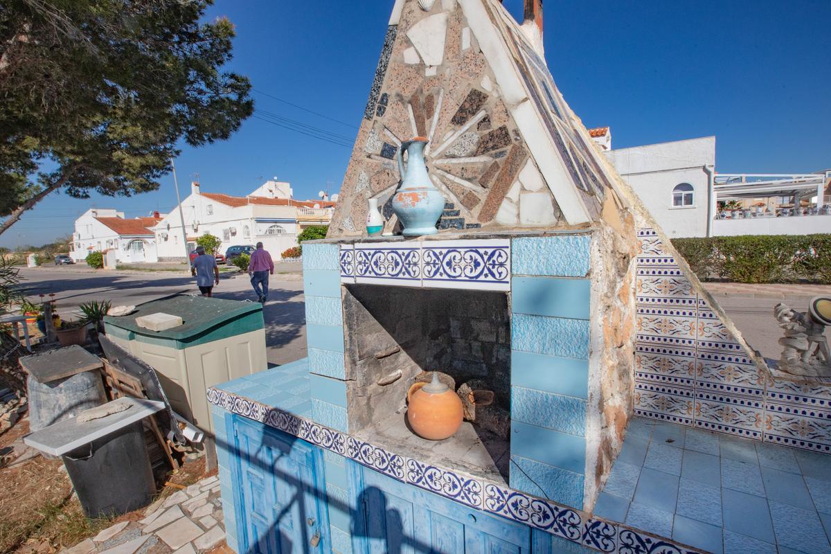 Una barbacoa-chimenea de obra en plena zona pública del residencial