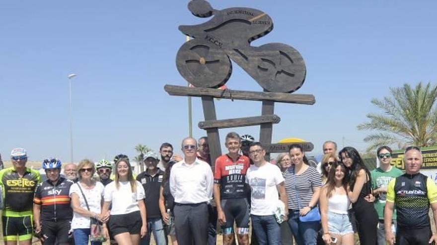 Los familiares de las víctimas posan con Pepe Brufal en el monolito en honor a Andrés y Adrián.