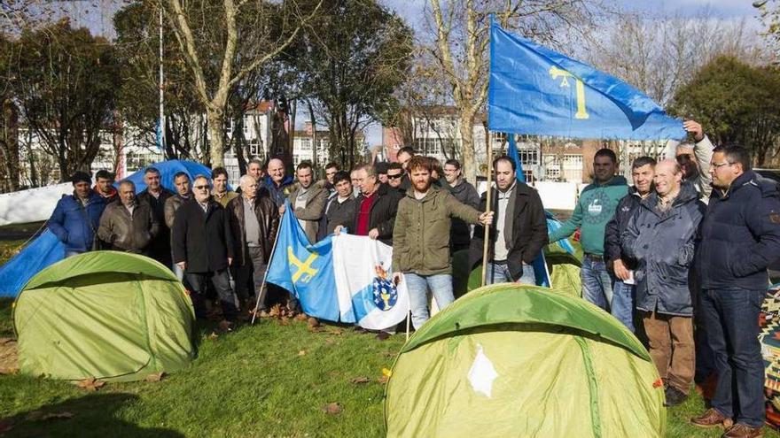 Armadores asturianos durante una visita a la acampada del cerco gallego en Santiago el mes pasado.