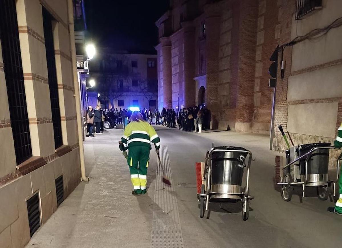 Efectivo de limpieza en las calles de Alcalá de Henares.