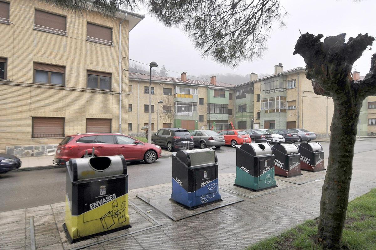 Contenedores de reciclaje soterrados en Barredos.