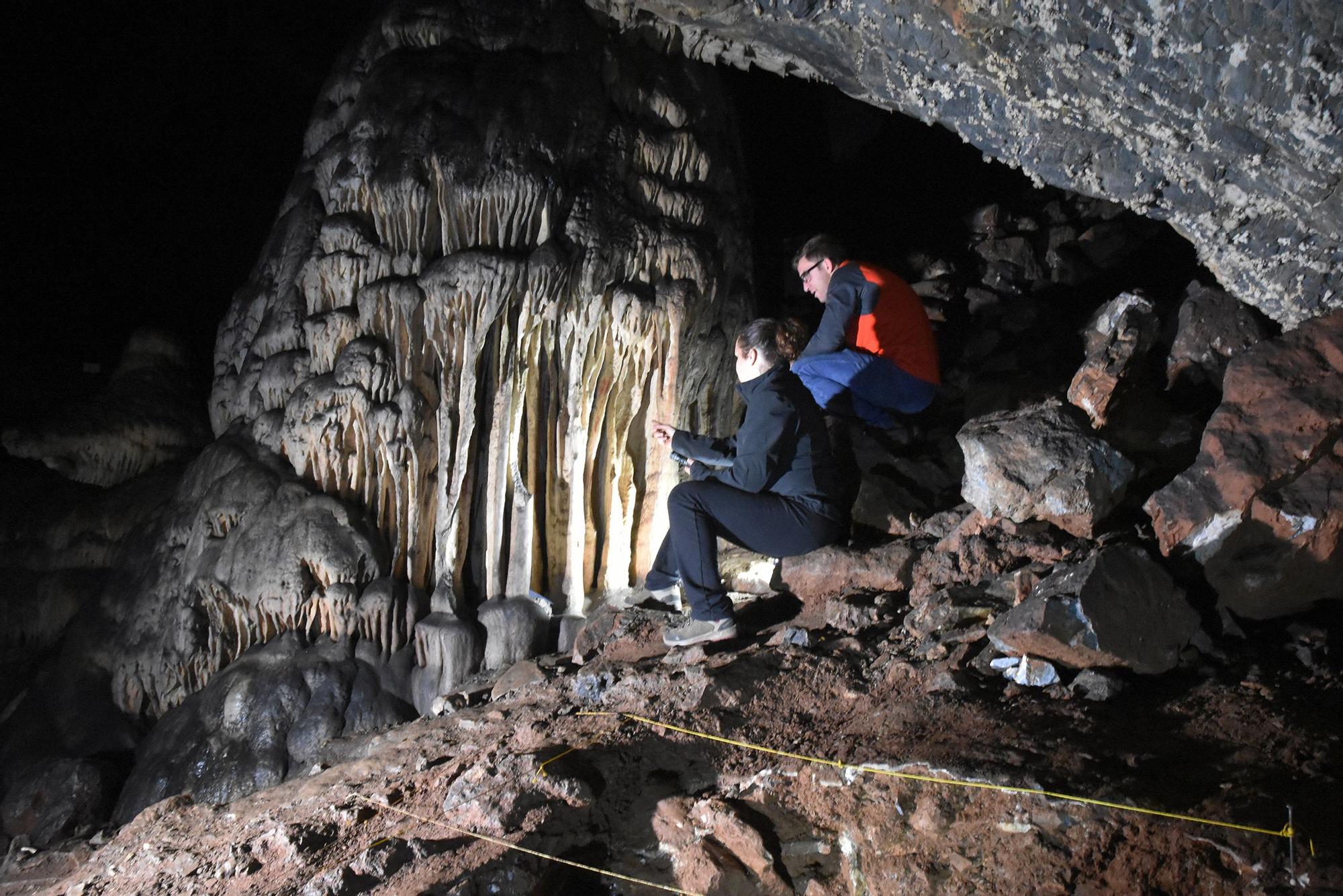 Un equipo de investigadores analiza el interior de la cueva de Ardales, en Málaga.