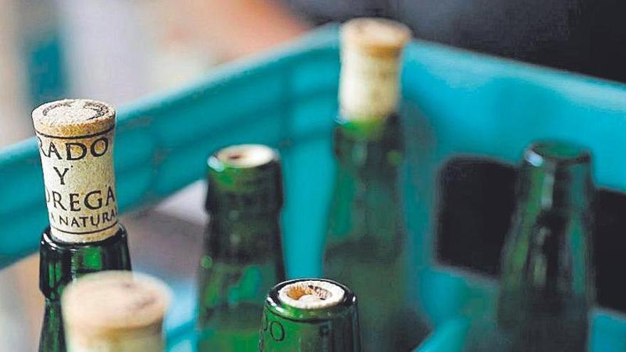 Botellas de sidra en una caja