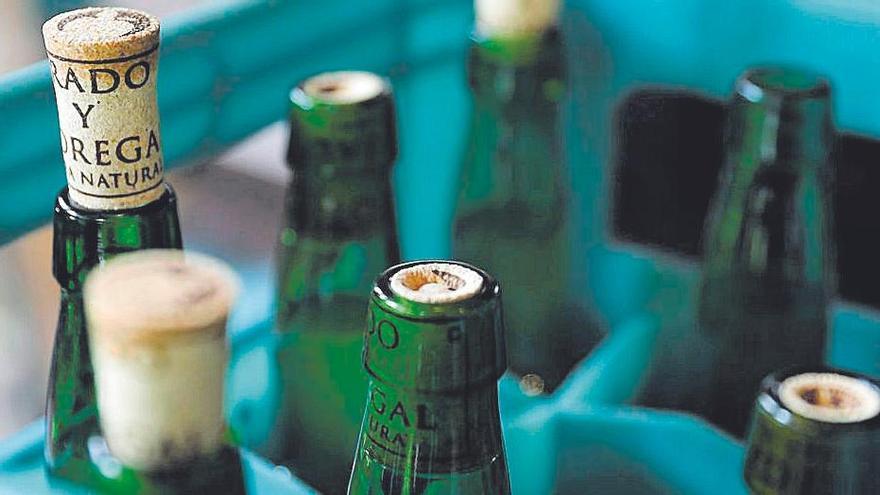 Botellas de sidra en una caja