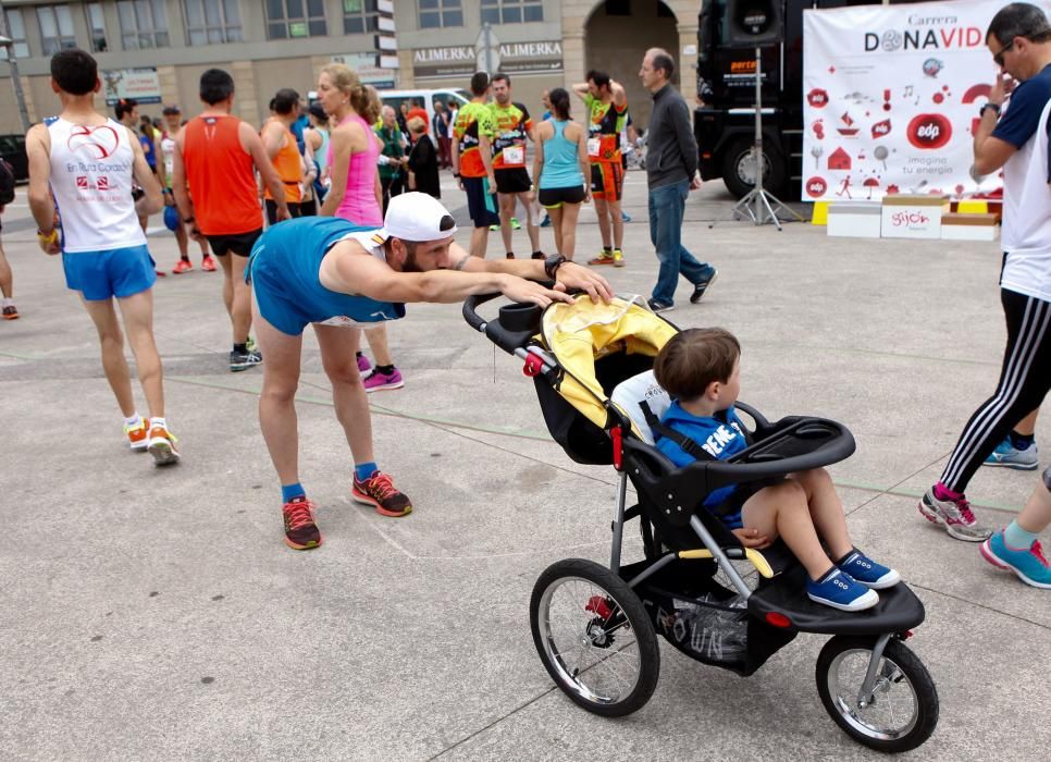 Participantes en la carrera "Dona vida"