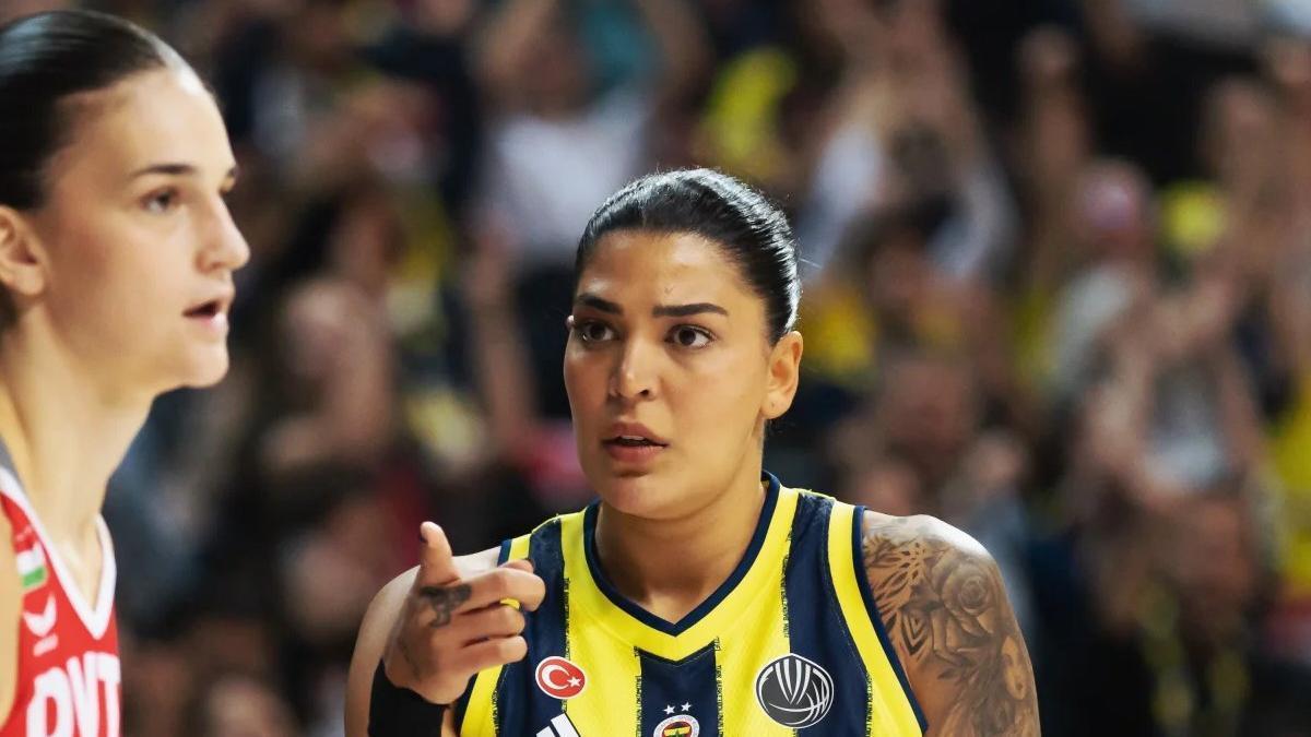 Senyurek va jugar tres temporades al Fenerbahçe.