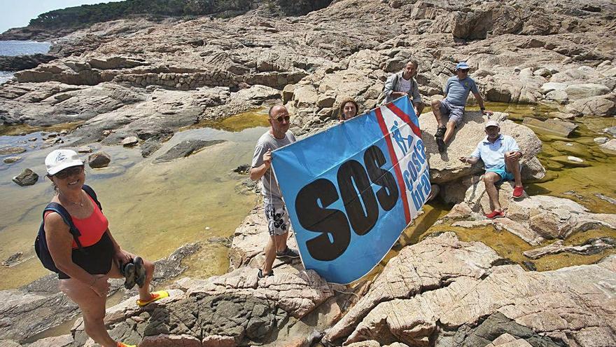 Ecologistes, protestant al camí de ronda de Tamariu.