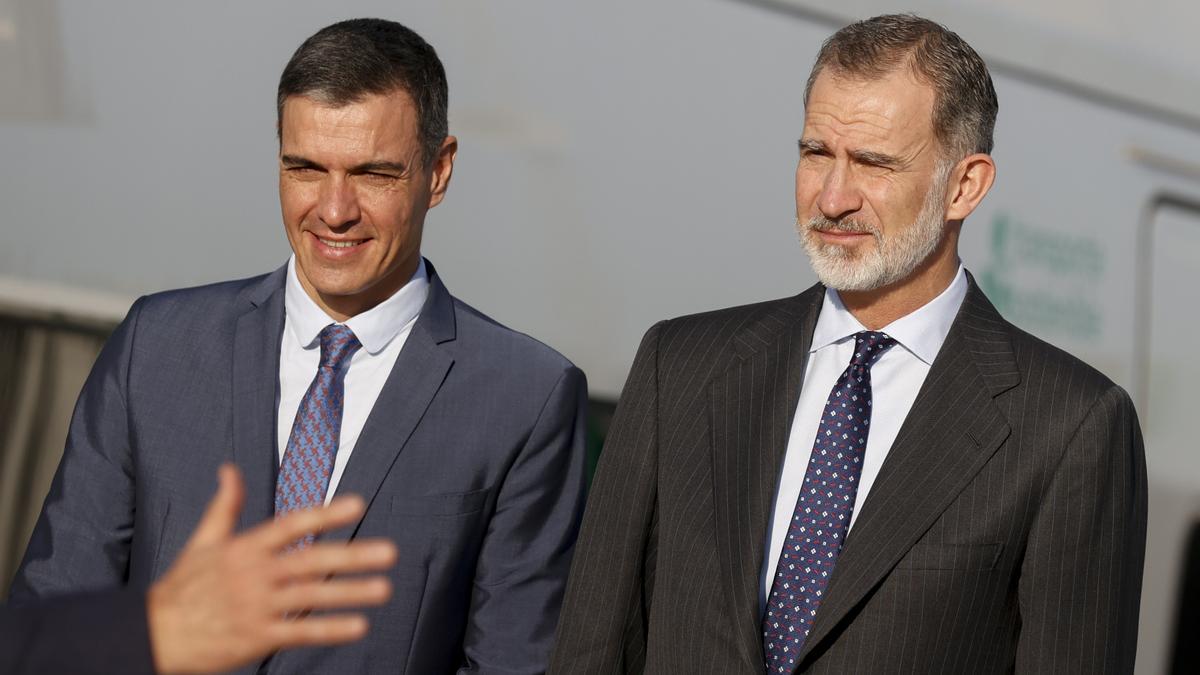 Pedro Sánchez junto al rey Felipe VI, en Murcia.