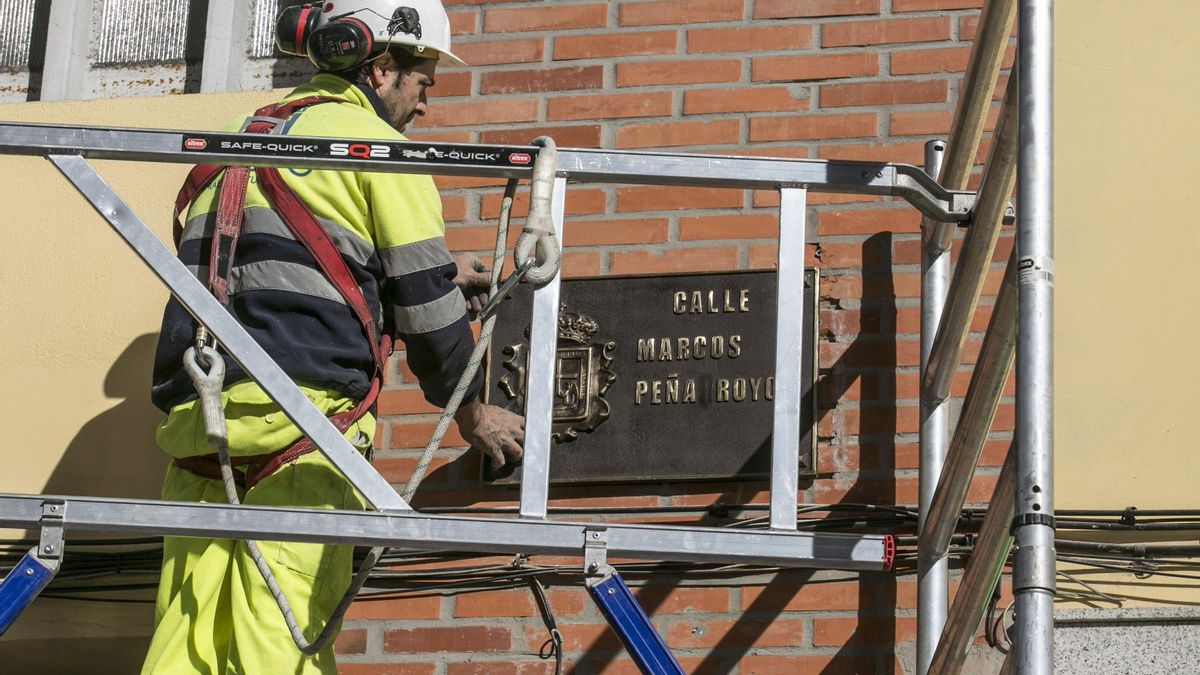 Un operario se prepara para reponer la placa de Marcos Peña Royo, en 2019