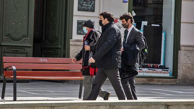 Alberto Vega, junto a sus abogados tras quede en libertad con cargos hace una semana. | Nico Rodríguez
