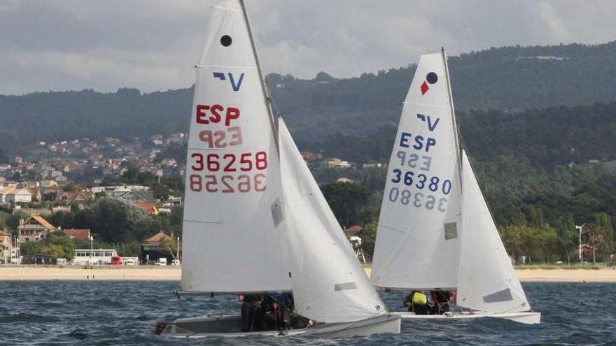 Dos veleros de la clase vaurien navegan en aguas de la Ría de Vigo.