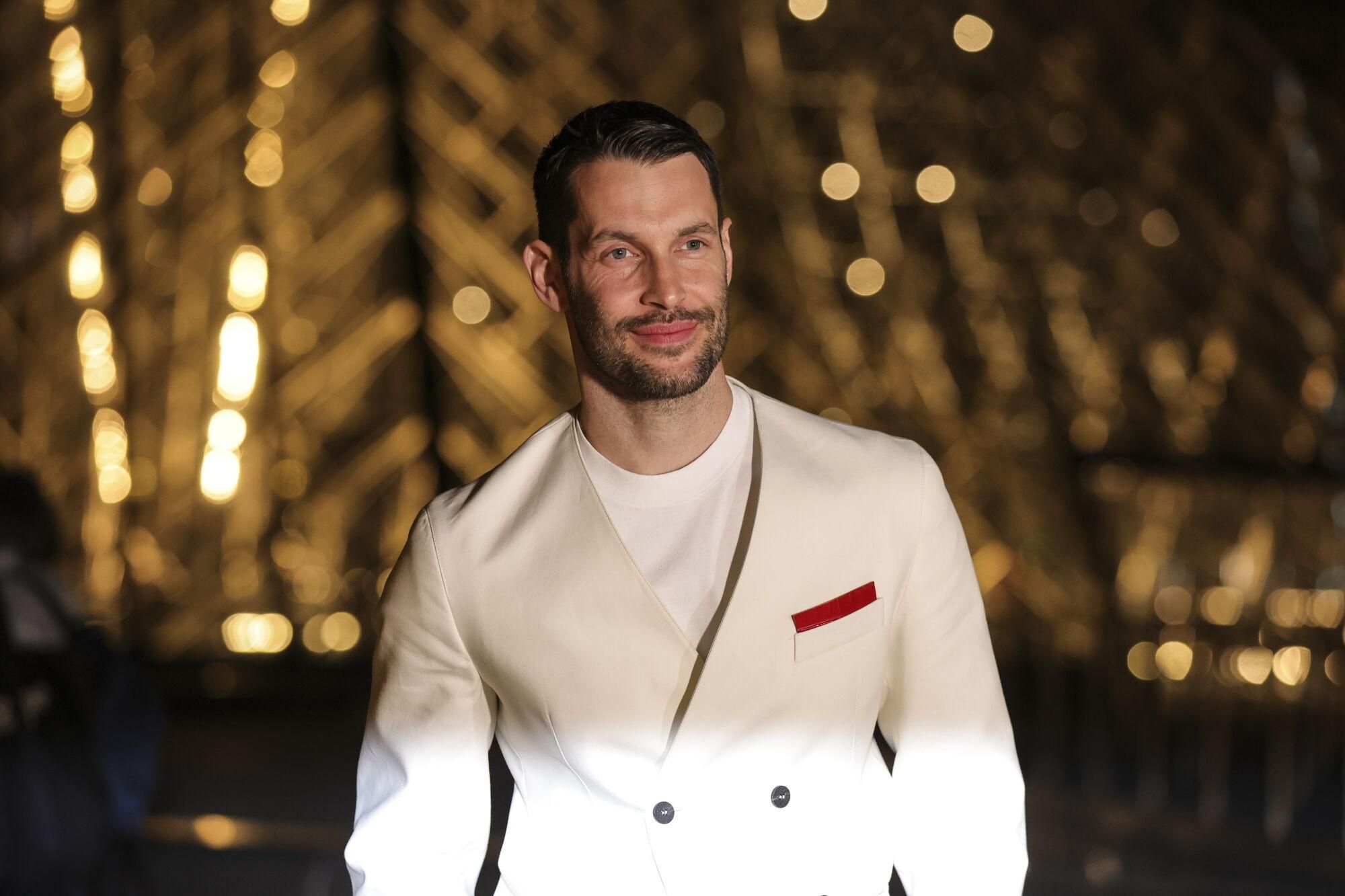 Paris (France), 04/03/2025.- French fashion designer Simon Porte Jacquemus arrives for the 'Le Grand Diner du Louvre' at the Louvre Museum in Paris, France, 04 March 2025. The Louvre Museum is hosting the gala dinner to mark the official opening of Paris Fashion Week and to raise funds to support the Louvre's restoration projects, educational programs, and initiatives aimed at making the museum more accessible to a broader audience. (Moda, Francia) EFE/EPA/TERESA SUAREZ
