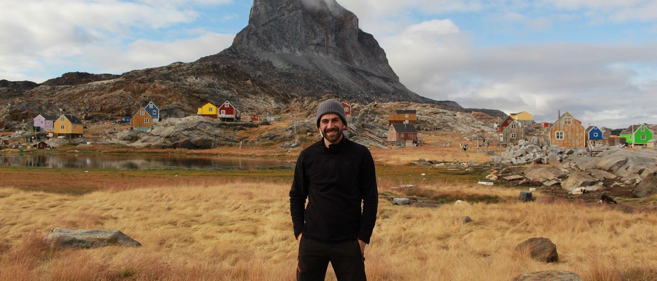 El investigador vigués Daniel Estévez, en el pueblo de Ikerasak, en Groelandia.