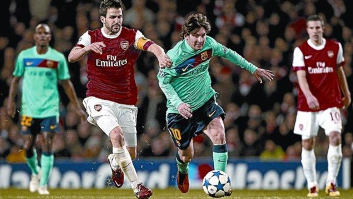 Messi forcejea con Cesc en el Arsenal-Barça del pasado miércoles en Londres.