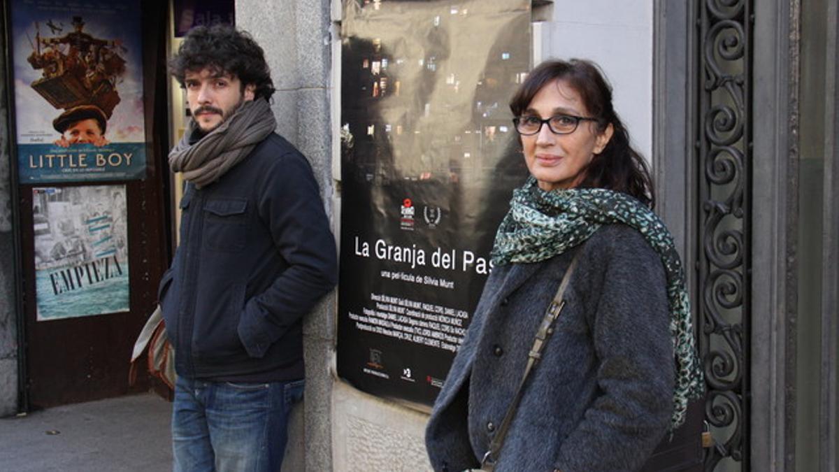 Sílvia Munt con el cartel del documental 'La granja del pas'