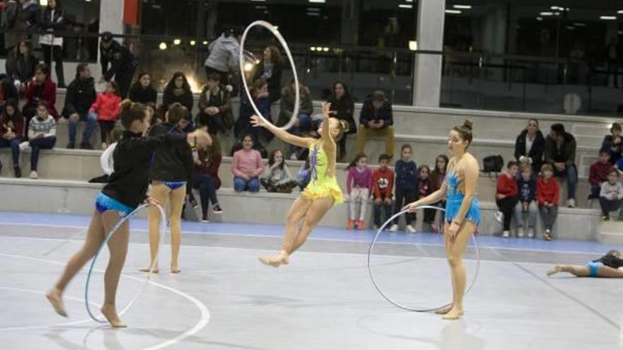 Exhibición de gimnasia rítmica en el pabellón de la Llosa, ayer en la jornada de puertas abiertas.