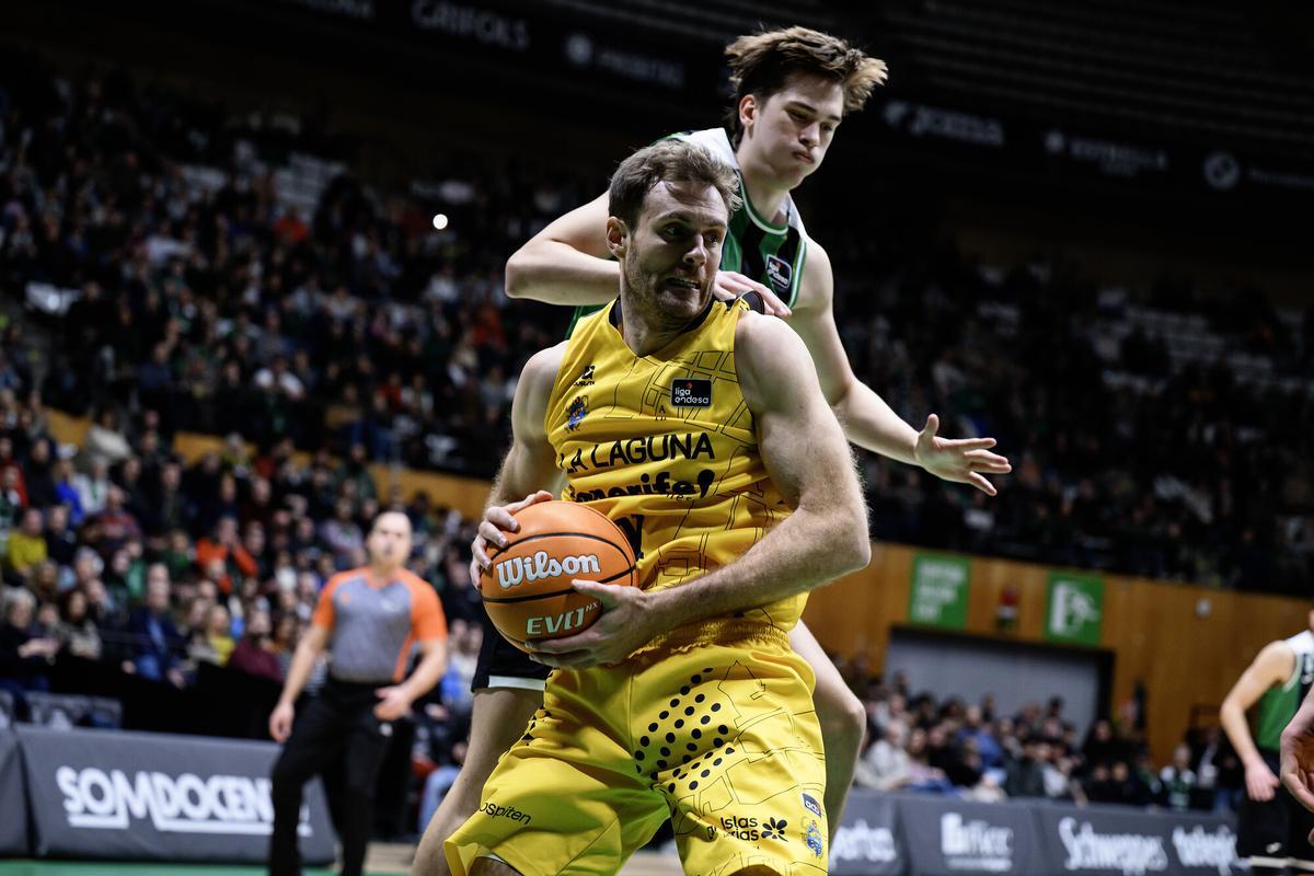 Abromaitis captura un rebote ante Ruzic en el reciente Joventut-Canarias.