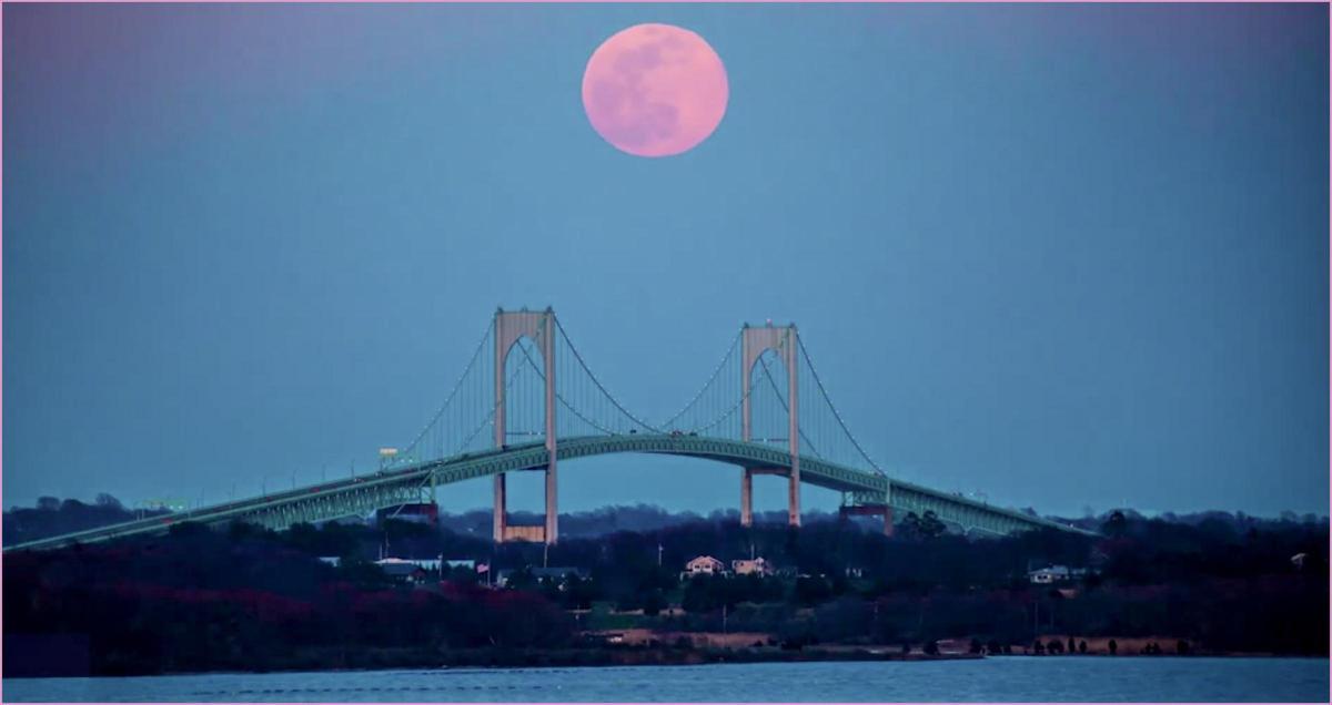 La Luna rosa de abril de 2020 sobre el puente de Claiborne Pell, el puente colgante más largo de Nueva Inglaterra (EEUU).