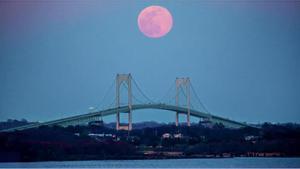 La Luna rosa de abril de 2020 sobre el puente de Claiborne Pell, el puente colgante más largo de Nueva Inglaterra (EEUU).