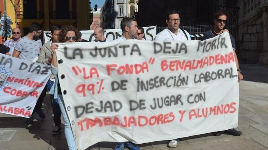 Plantilla y alumnos de La Cónsula, La Fonda y el CIO de Mijas se volvieron ayer a manifestar por el Centro.