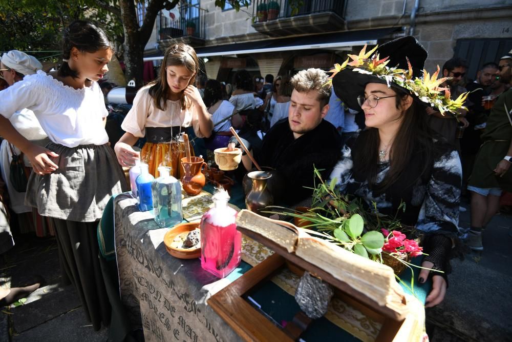 Miles de asistentes consolidan la Feira Franca como una de las fiestas históricas más destacadas de Galicia