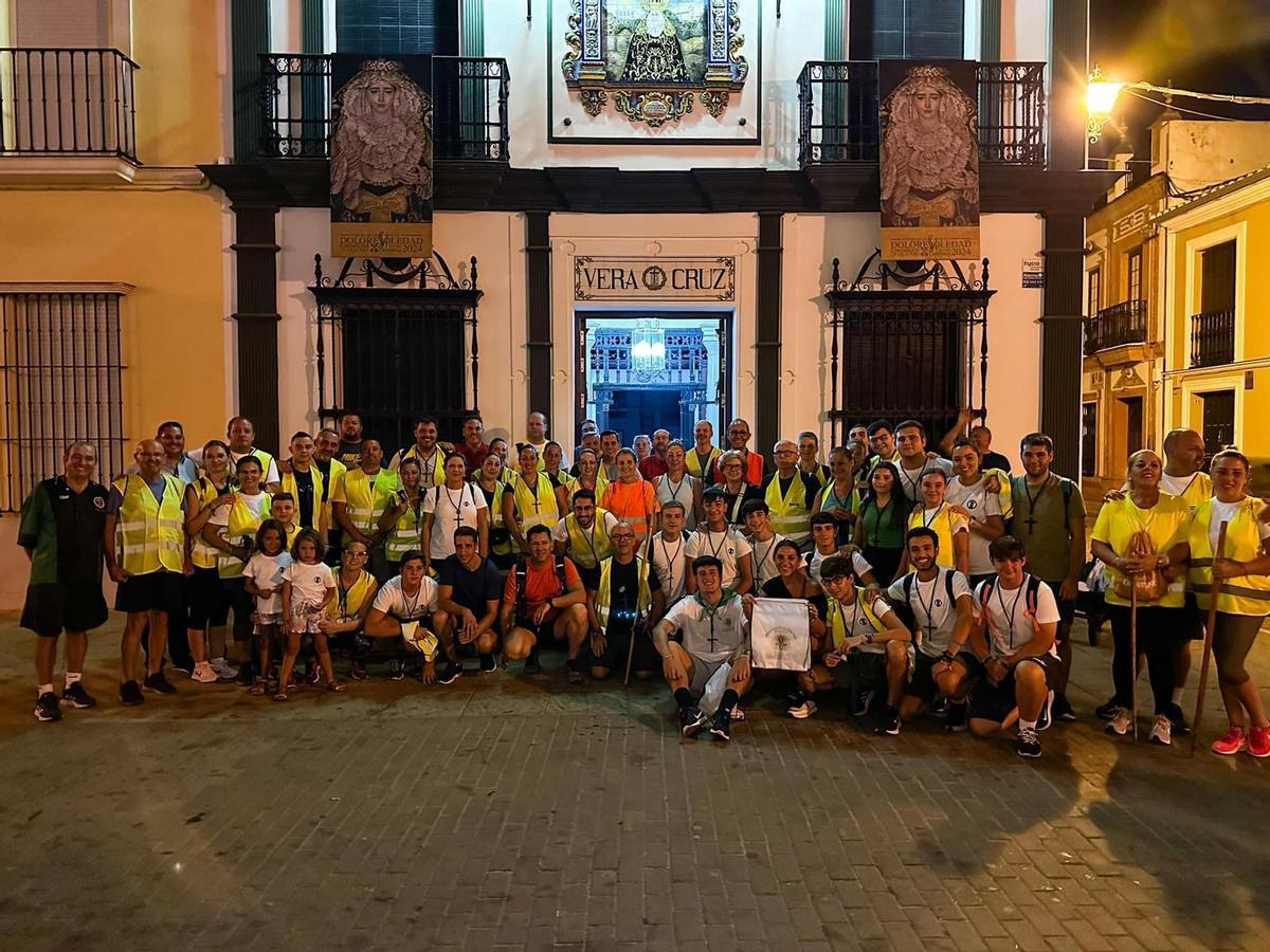 Los peregrinos de Brenes, junto a la casa de hermandad de la Vera Cruz y Caridad. Foto El Correo