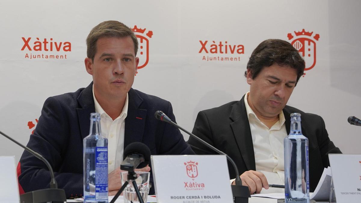 El alcalde de Xàtiva, Roger Cerdà, junto al regidor de Hacienda, Ignacio Reig