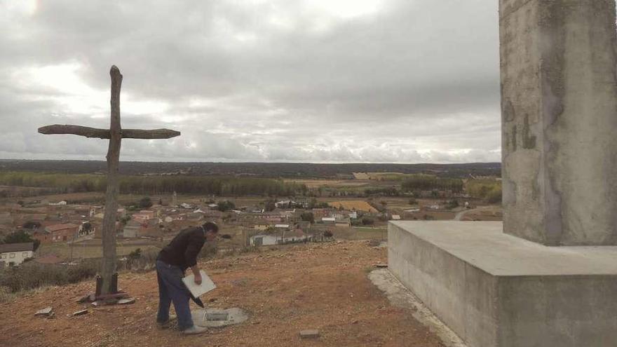 Un vecino de San Pedro de Zamudia junto a la construcción de hormigón sobre la que se colocará la escultura.