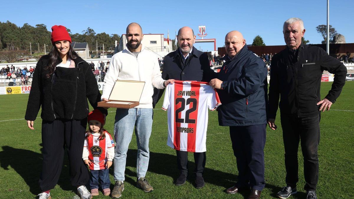 Un momento del homenaje que se le tributó a Javi Vidal durante el descanso del Céltiga-Arosa