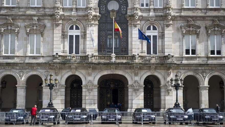 Imagen de los siete coches oficiales expuestos en María Pita tras ser puestos en venta en 2012. fran martínez