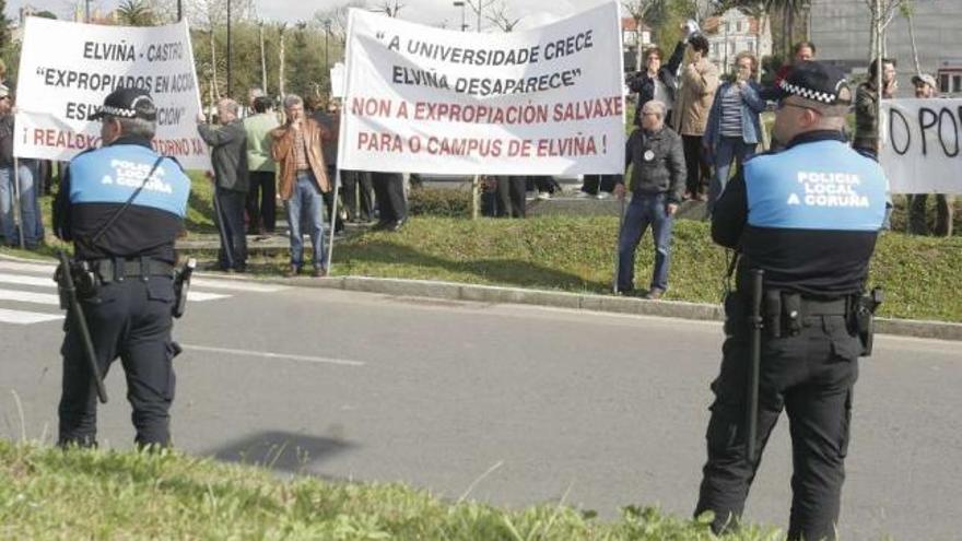 Una de las protestas de los vecinos de Elviña por la expropiación de sus terrenos para la residencia. / e.vicente