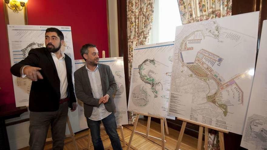 Xiao Varela y Xulio Ferreiro, ayer ante los paneles de los proyectos ganadores del concurso.