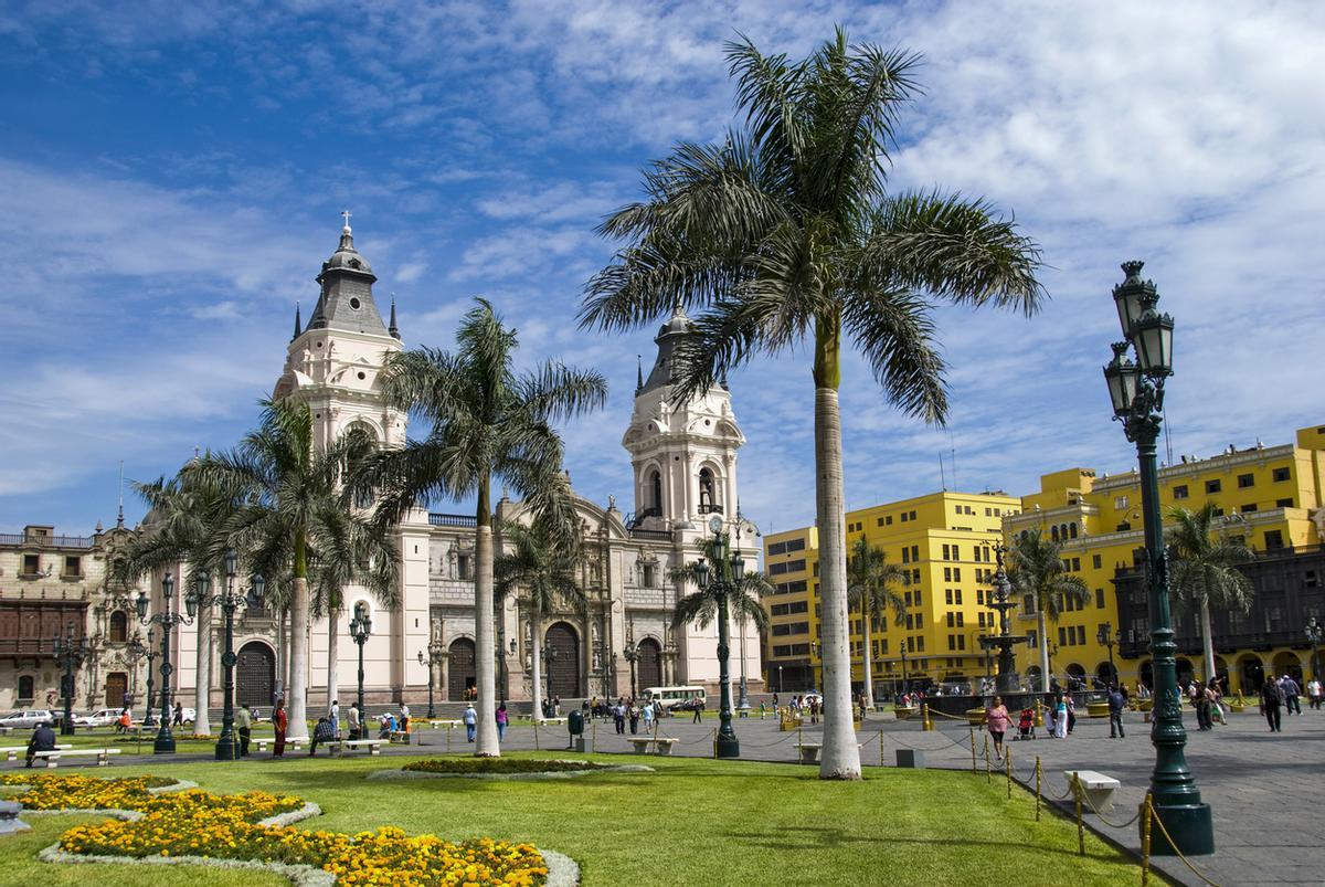 La Plaza de Armas de Lima reúne algunos de los principales edificios históricos de la capital peruana.
